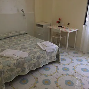 Hotel Oasi, Neapol